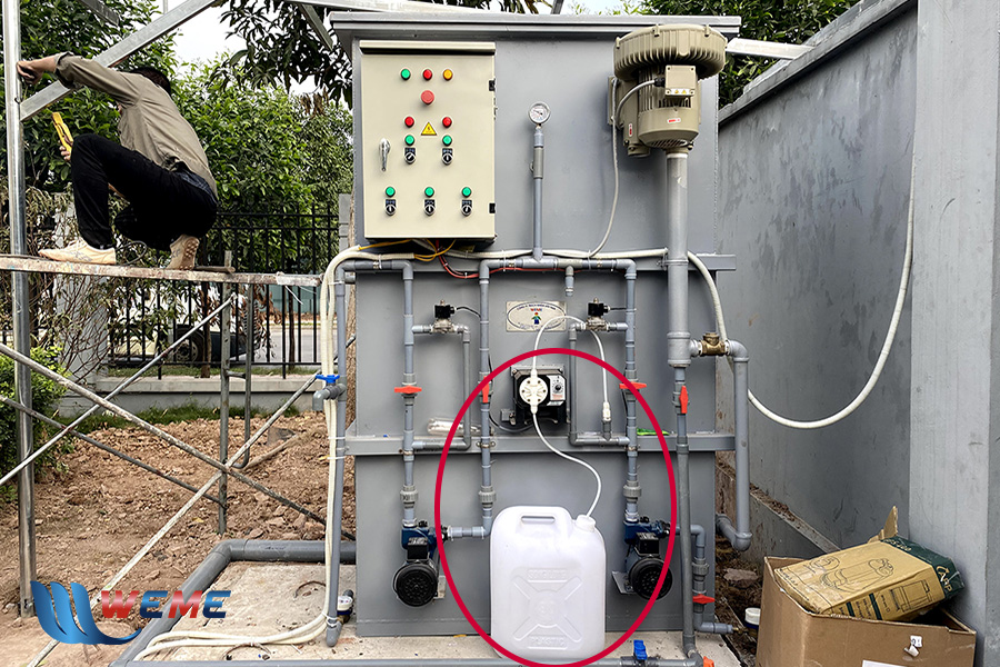 Bơm định lượng vào thùng chứa hóa chất javel trong quá trình rửa màng tự động Bơm định lượng vào thùng chứa hóa chất javel trong quá trình rửa màng tự động