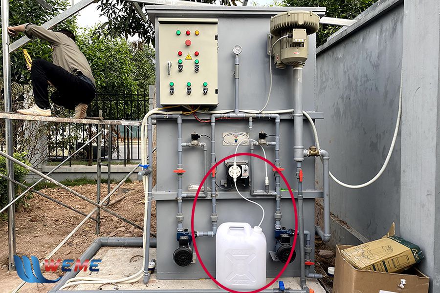 Bơm định lượng vào thùng chứa hóa chất javel Bơm định lượng vào thùng chứa hóa chất javel