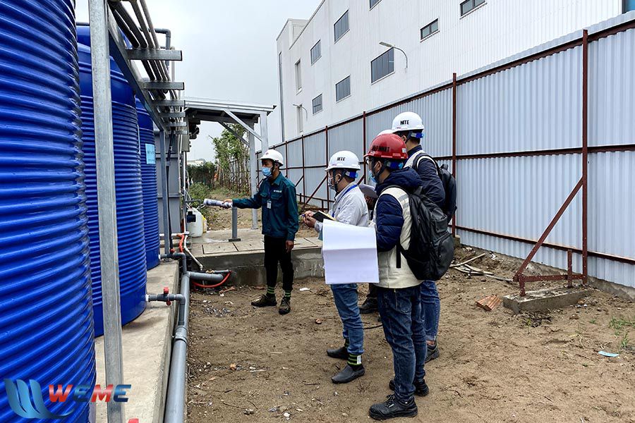 Kỹ sư của WeMe đang bàn giao và hướng dẫn vận hành hệ thống xử lý nước thải cho chủ đầu tư Kỹ sư của WeMe đang bàn giao và hướng dẫn vận hành hệ thống xử lý nước thải cho chủ đầu tư