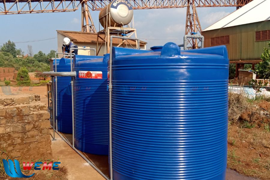 Đội thi công lắp ráp ống nước vào các bể xử lý