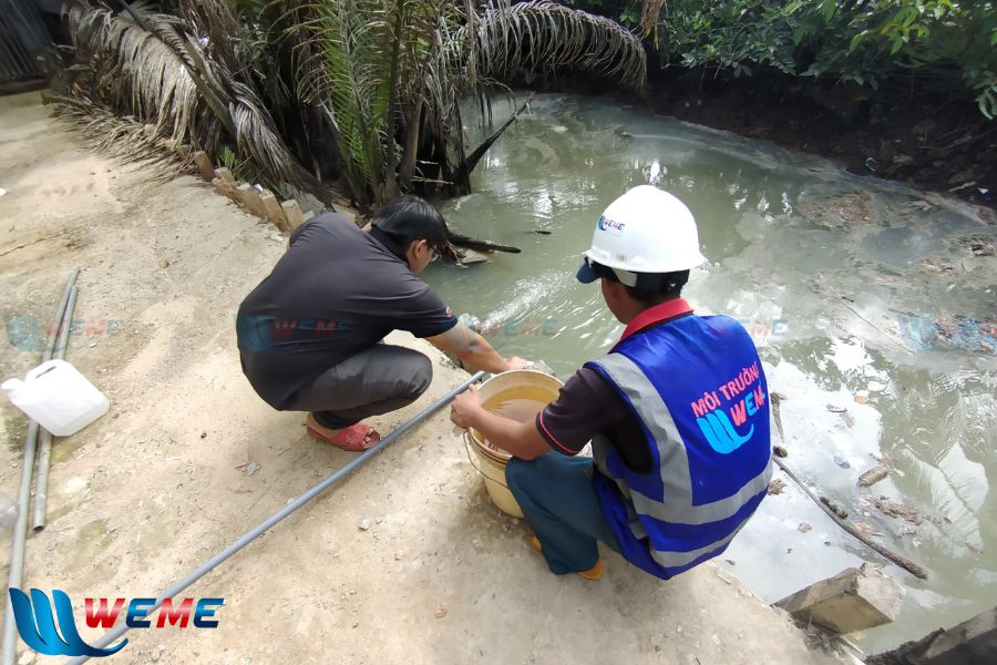 Lấy mẫu nước thải đi kiểm tra