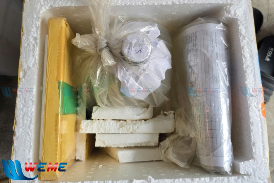 Mẫu nước được đóng cẩn thận trước khi vận chuyển về kiểm tra chất lượng