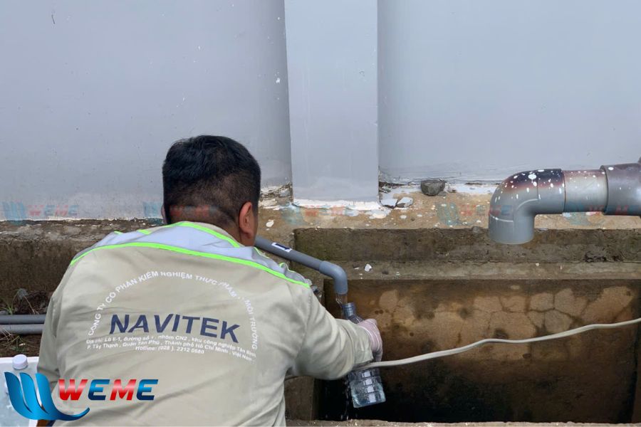 Hình ảnh nhân viên Lấy mẫu nước thải tại hệ thống xử lý nước thải Văn Phòng Phẩm Giai Phát