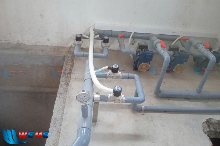 Các ống dẫn nước và cụm bơm tại hệ thống sau khi được thi công