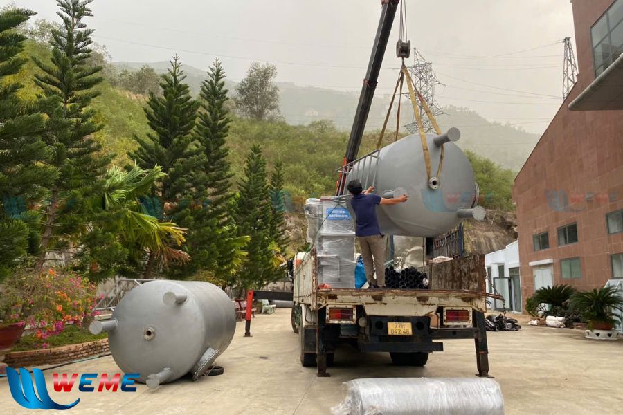 Hình ảnh nâng vật tư hệ thống xử lý nước thải nhiễm dầu lên xe