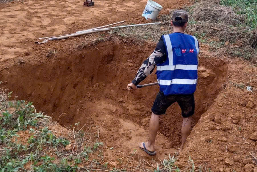 Thành viên WeMe đào đất làm hố thu