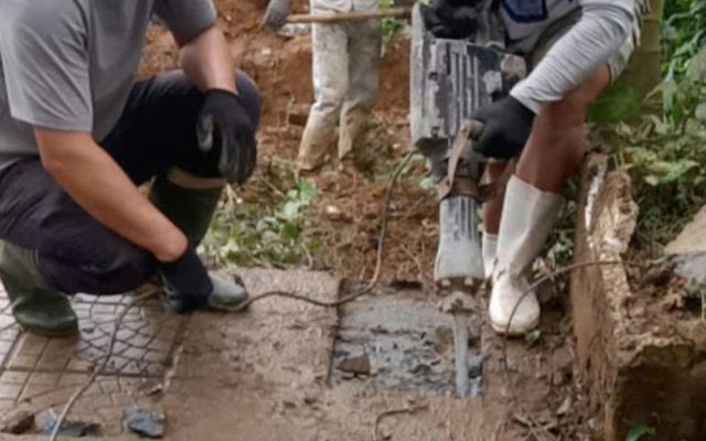 Cắt đục bê tông tuyến thu gom nước thải thủy điện A Lưới - Huế