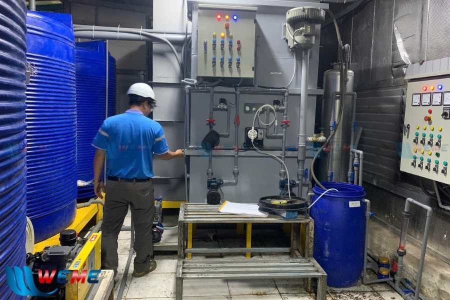 Hình ảnh kỹ thuật đang kiểm tra hệ thống xử lý nước thải Grobest
