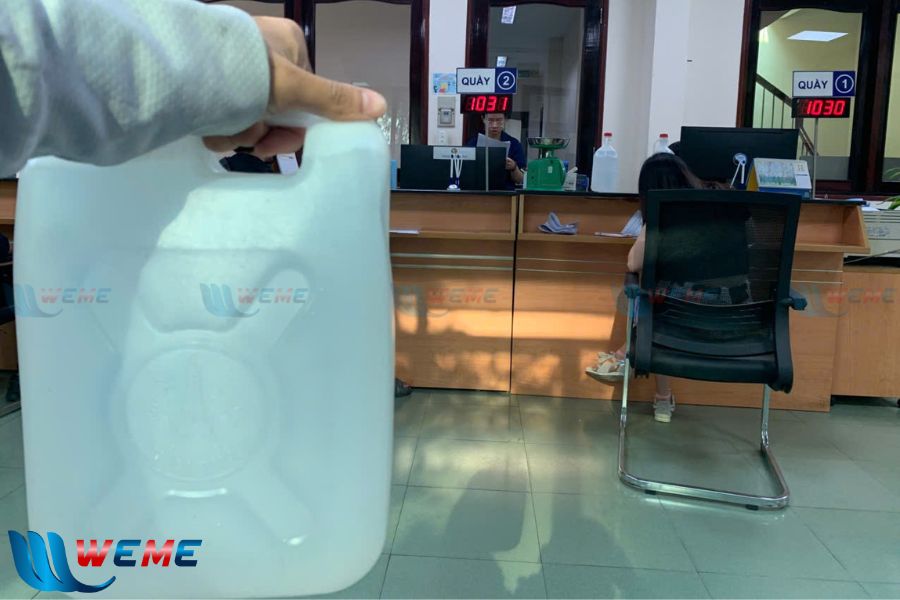 Hình ảnh WeMe mang nước thải tại Assem đi kiểm tra để đánh giá chất lượng