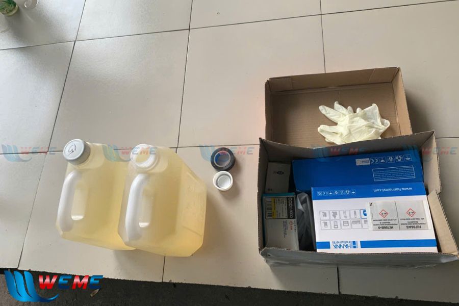 Hình ảnh mẫu nước thải Trảng Dài được lấy để kiểm tra