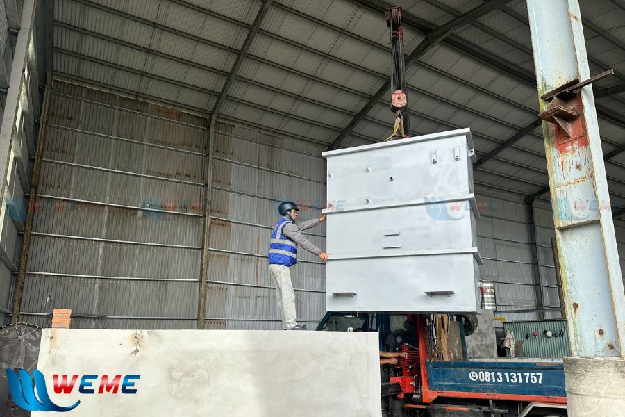 Nâng module lên bệ đặt module của hệ thống xử lý nước thải